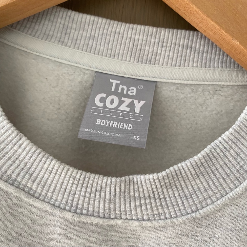 Aritzia Tna cozy fleece boyfriend crew sweatshirt heather light grey - Picture 5 of 6